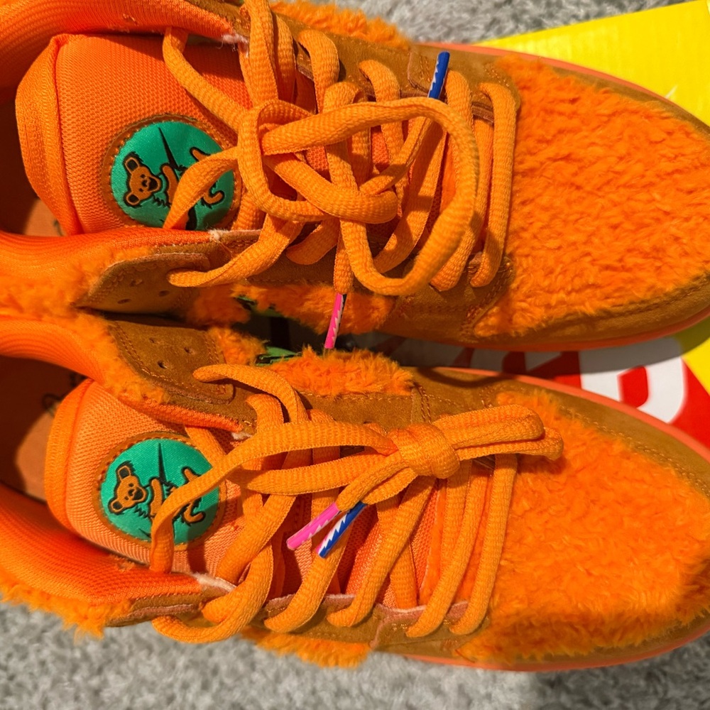 Nike SB Dunk Low Pro QS in Bright Ceramic and Green Spark - Picture 3 of 6